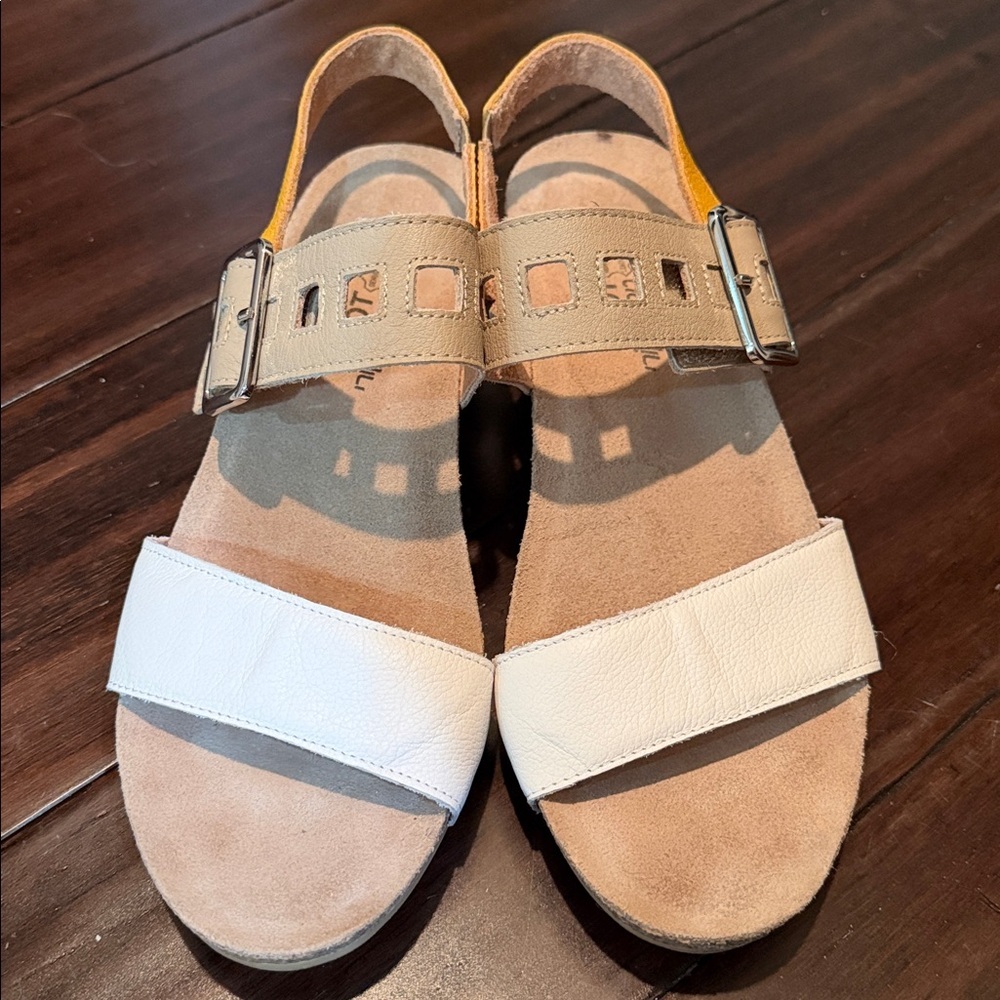 Naot Dynasty Sandals wedge in leather beige & white Size 39